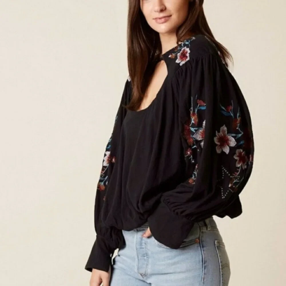 FREE PEOPLE Black Floral Embroidered Keyhole Ballin Sleeve Boho Top EUC sz M